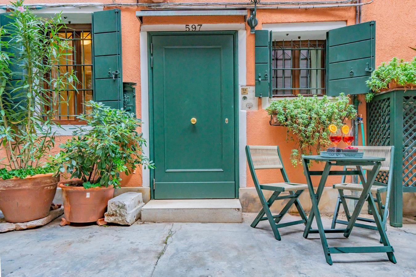 Апартаменты Lo Squero 1 The Secret Courtyard In Dorsoduro Венеция Номер фото