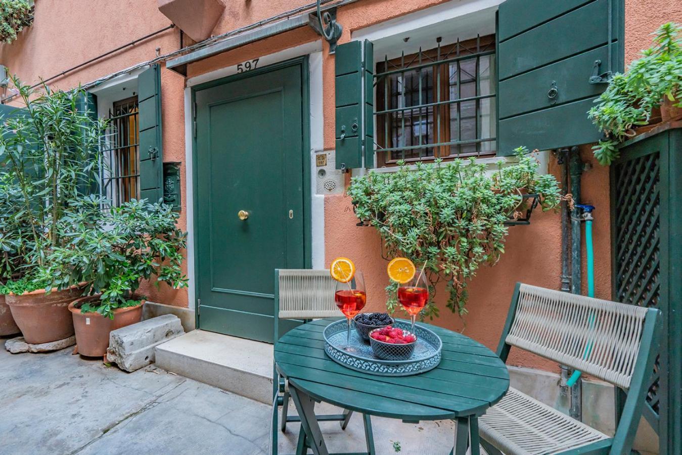 Апартаменты Lo Squero 1 The Secret Courtyard In Dorsoduro Венеция Номер фото