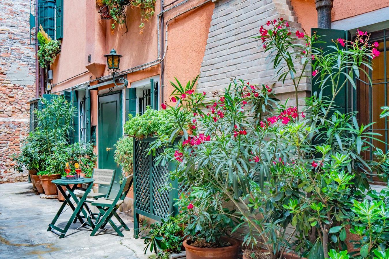 Апартаменты Lo Squero 1 The Secret Courtyard In Dorsoduro Венеция Номер фото